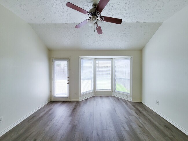 Building Photo - 2118 Creekshire Dr