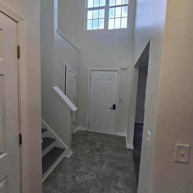 Building Photo - "Charming 3-Bed Retreat with 2.5 Baths on Cimmaron Court, Hampton!"