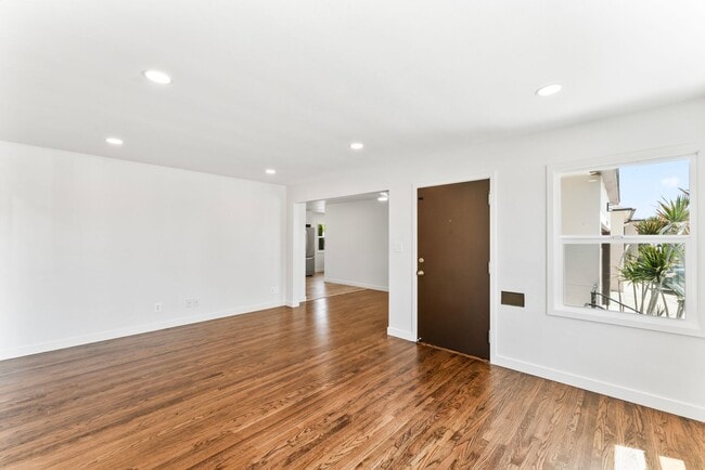 Building Photo - Nicely Remodeled 3 Bed 2 Bath in West Chul...