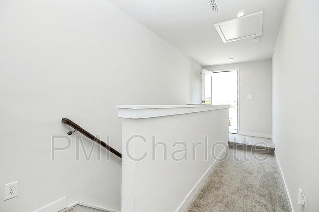Building Photo - 256 Parkwood Ave