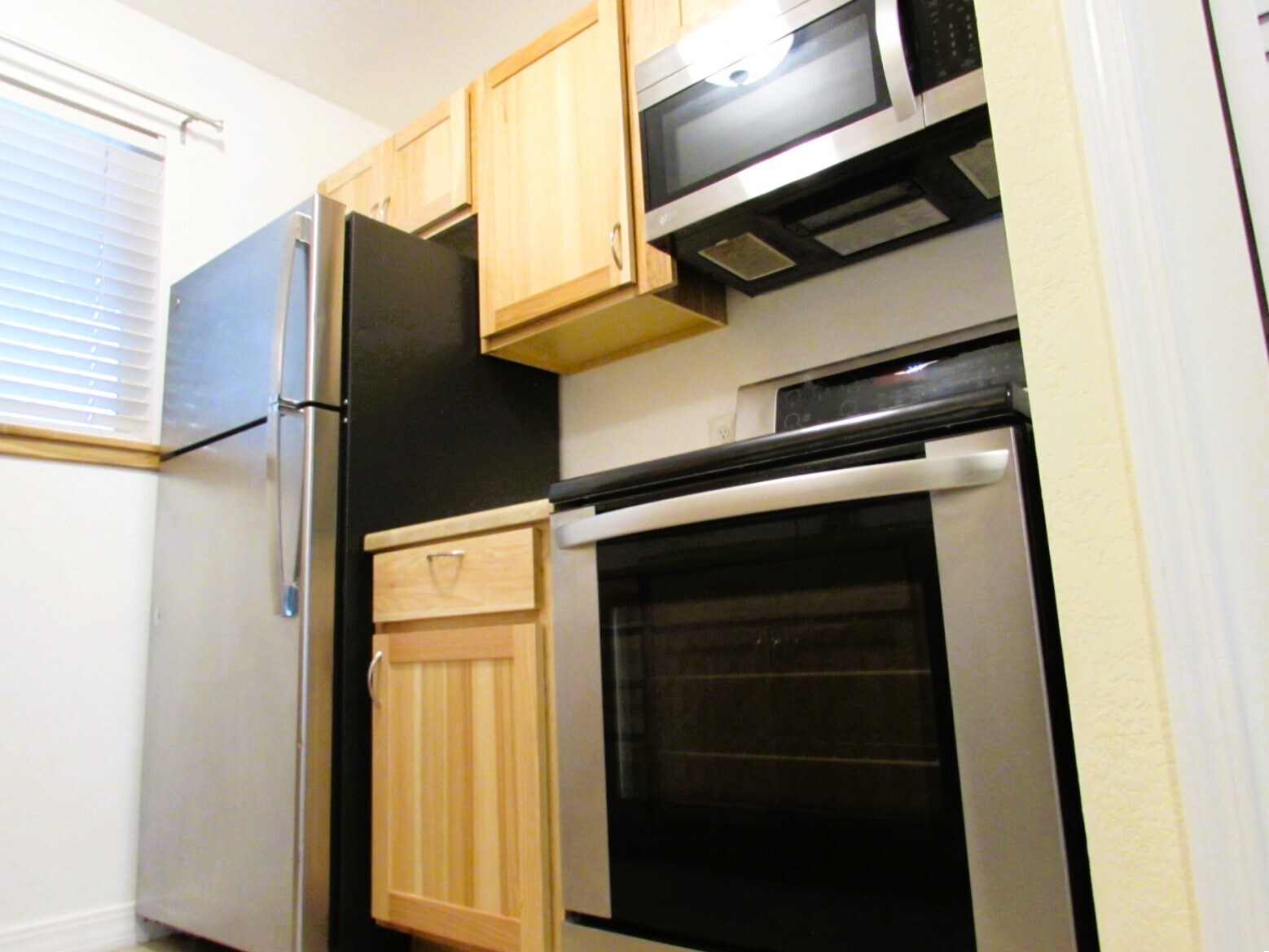 Building Photo - 3150 Lakeside Dr