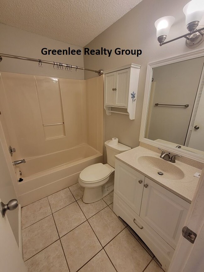 Building Photo - Updated 1st floor condo – 2 Bed/2 Bath- Ga...