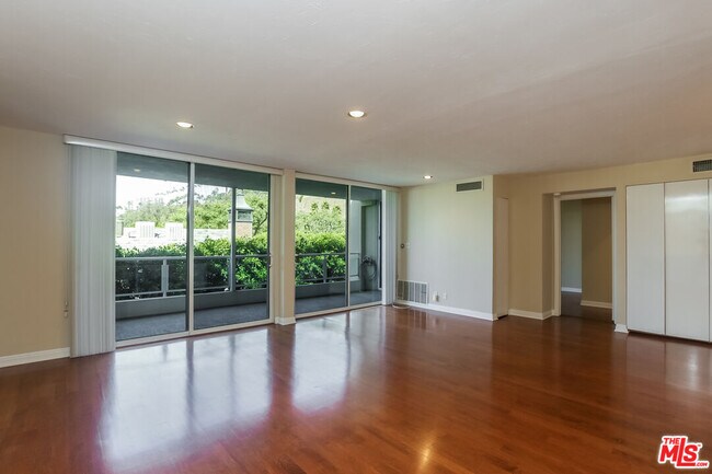 Building Photo - 723 Palisades Beach Rd