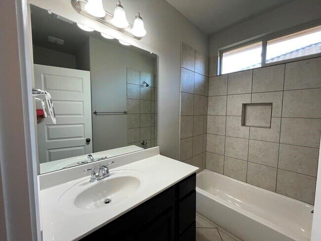 Building Photo - 400 Hummingbird Ln