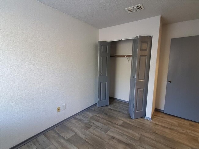 Building Photo - 16817 Village Oak Loop