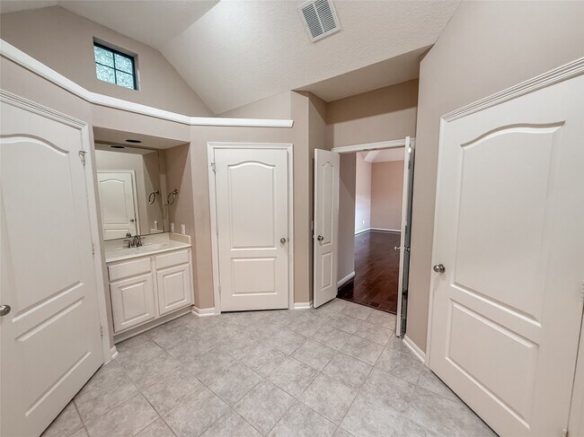 Building Photo - 2426 Clippers Square