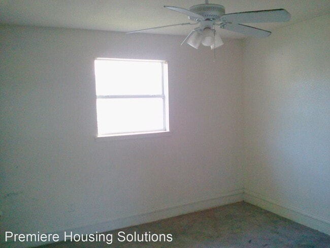Building Photo - 3 br, 1 bath House - 1014 w 10th St