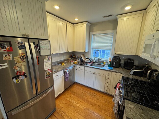 Building Photo - 183 River St