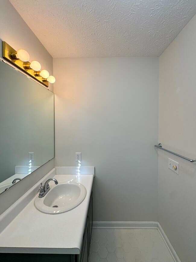 Building Photo - Charming 3 Bed, 2.5 Bath Home with a Bonus...