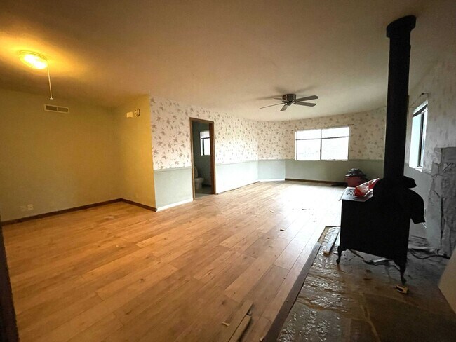 Building Photo - 3 bedroom 3 bath plus a large room downstairs in Lake Wildwood, Penn Valley, CA