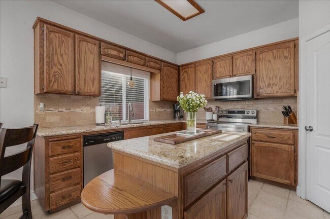 Building Photo - Beautiful North Clovis 3/2.5 Home in Gated Community