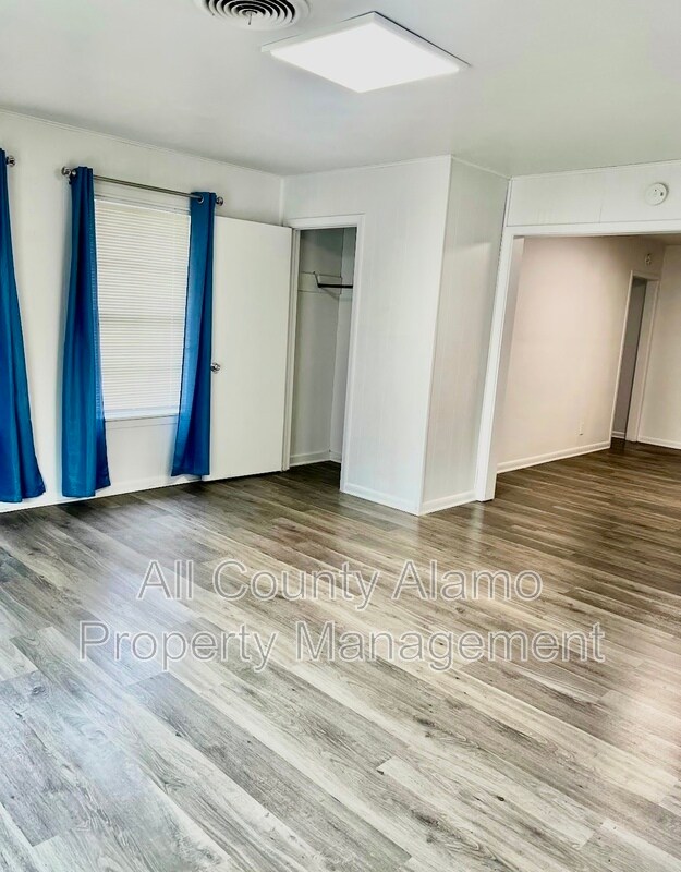 Building Photo - 4923 Creekmoor Dr