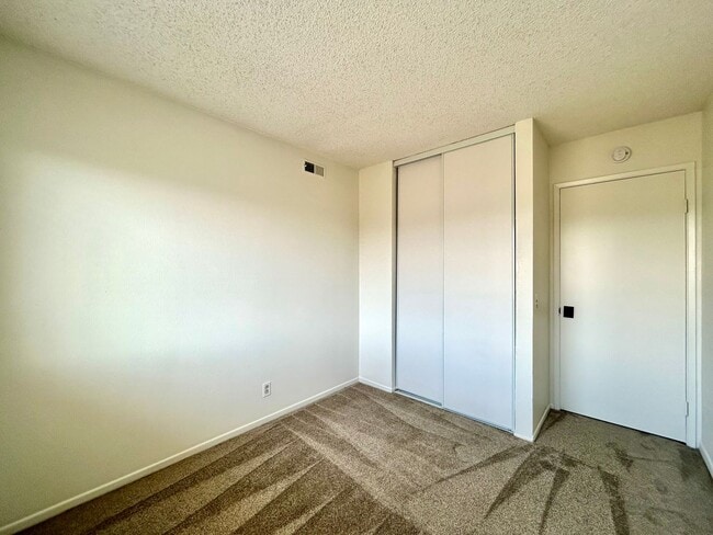 Building Photo - 5 Bed, 2 Bath in Otay Mesa!