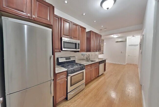 Primary Photo - 3 bedroom in New York NY 10019