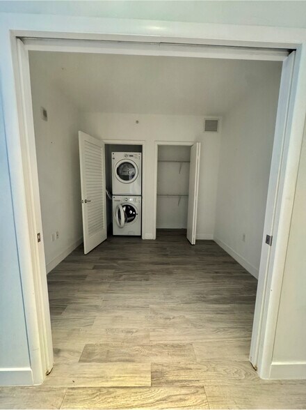 Enclosed Den/ Laundry - 1010 Brickell Ave