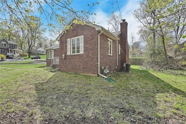 Building Photo - 17 Brookside Ave