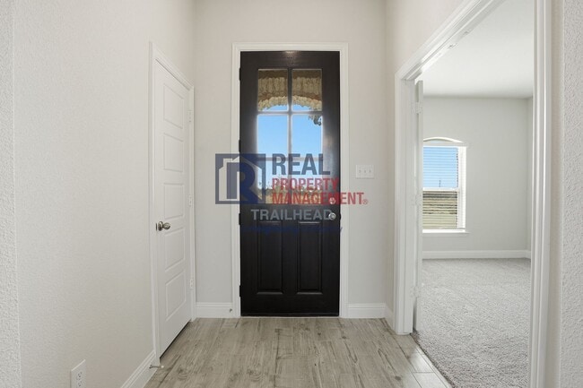 Building Photo - Refined 3-Bedroom Single-Story Home with Versatile Layout