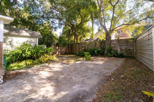 Building Photo - Historic Lincolnville 3/2 Single Family Home