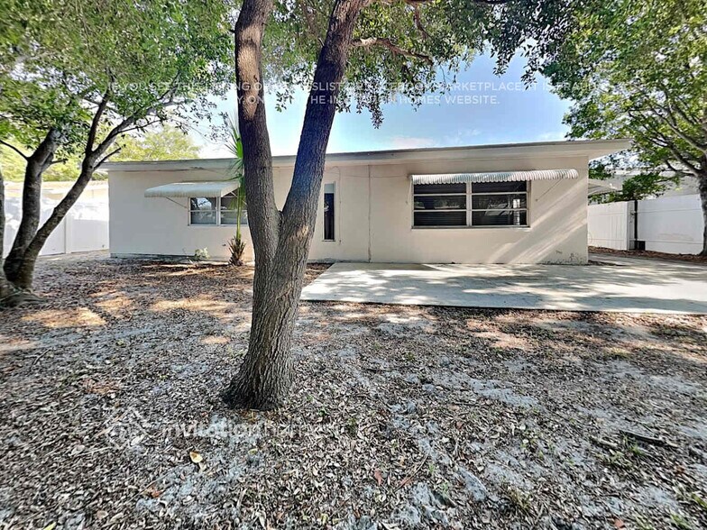 Building Photo - 1744 Bentley St