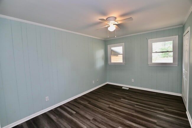 Building Photo - 807 N Guignard Dr