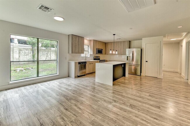 Building Photo - 15626 Whitewater Ln