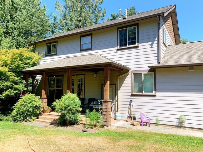 Building Photo - 4 bdrm/2.5 bath Custom Home on the Southside