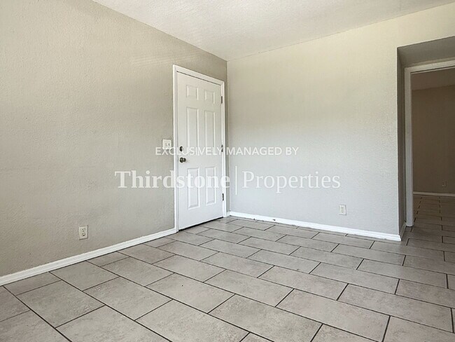 Building Photo - 1437 W 26th St