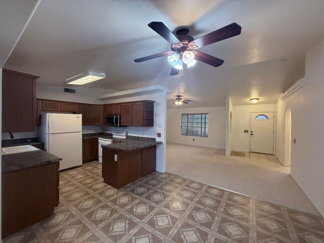 Building Photo - 3 Bedroom 2 Bathroom Home