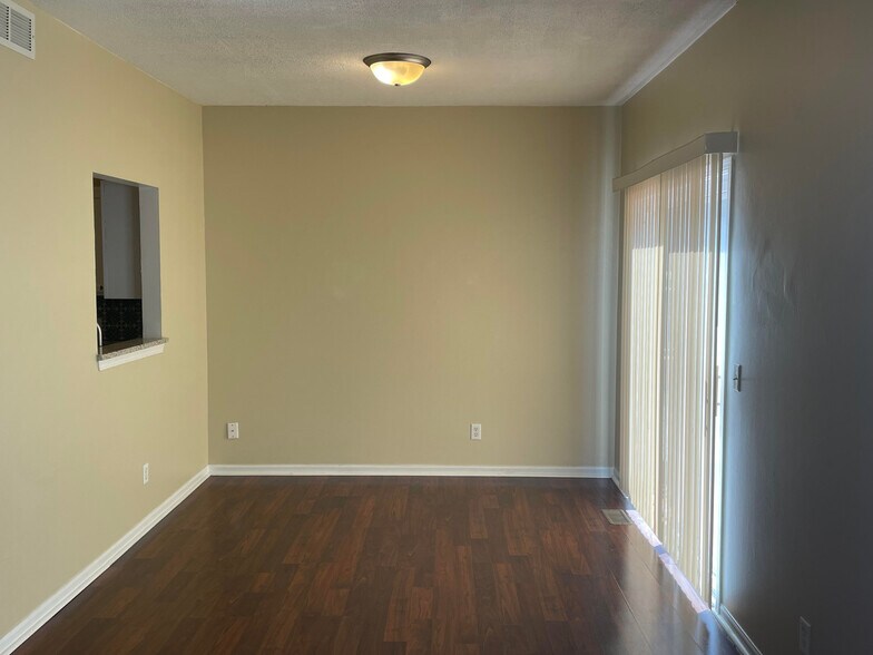 Building Photo - 1750 W Chrysler Dr