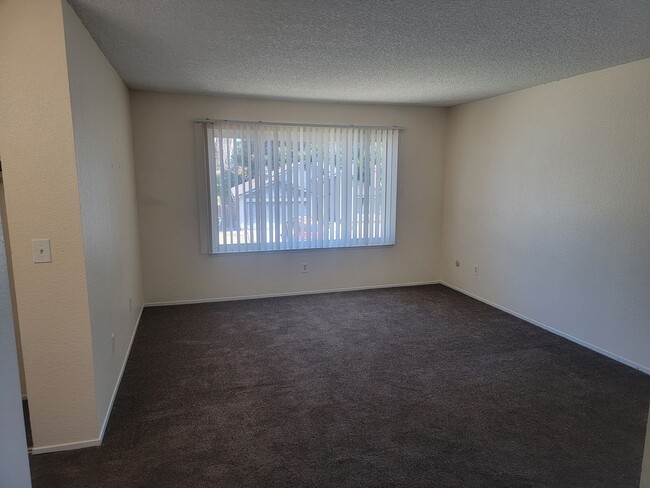 Building Photo - Great 4 Bedroom 2.5 Bath in South Natomas