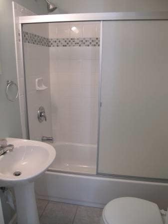 Master bath - 2734 Coy St