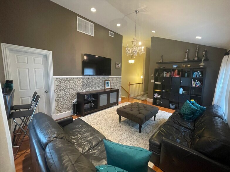 Building Photo - 14 Oak St