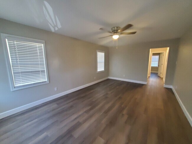 Building Photo - 1208 Hillsboro St