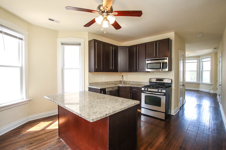 Primary Photo - 2707 N Ridgeway Ave
