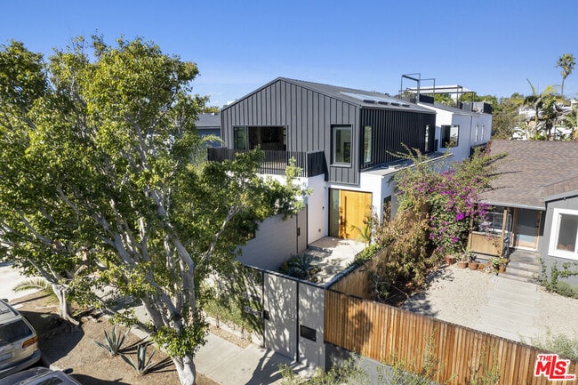 Building Photo - 627 Sunset Ave