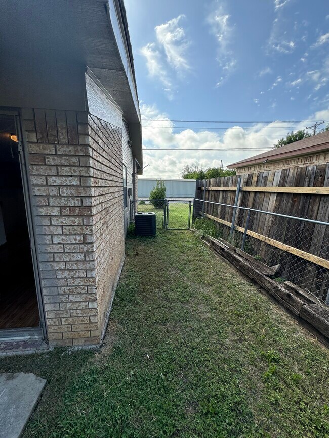 Building Photo - 807 N 3rd St