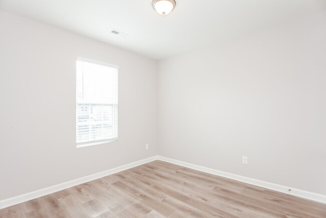 Building Photo - 204 Ravenridge Ct