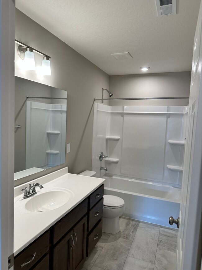 Building Photo - 3400 Fieldview Dr