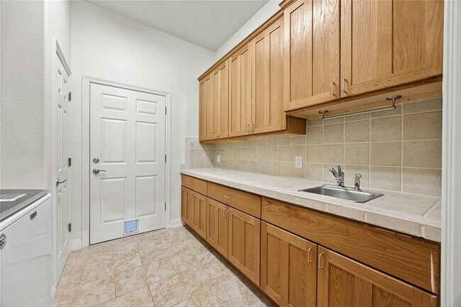 Building Photo - 18500 Lakehead Cir