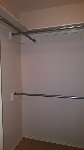 walk-in closet - 2117 W Western Dr
