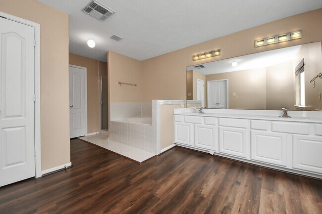 Building Photo - 5922 Hollister Cole