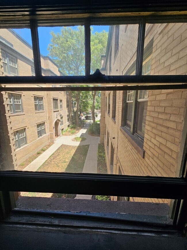 Building Photo - Cap Hill Beautiful 2 Bed Charming and Light Filled condo in the Blenheim