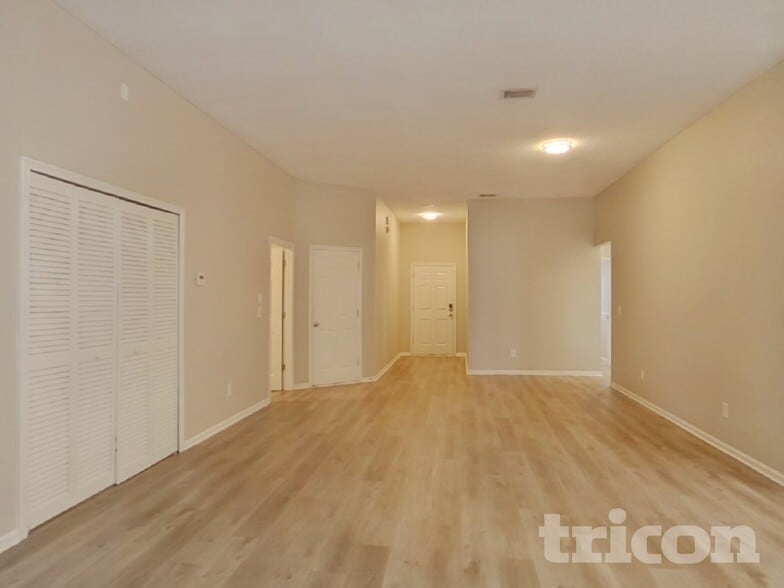 Building Photo - 15180 Bareback Dr