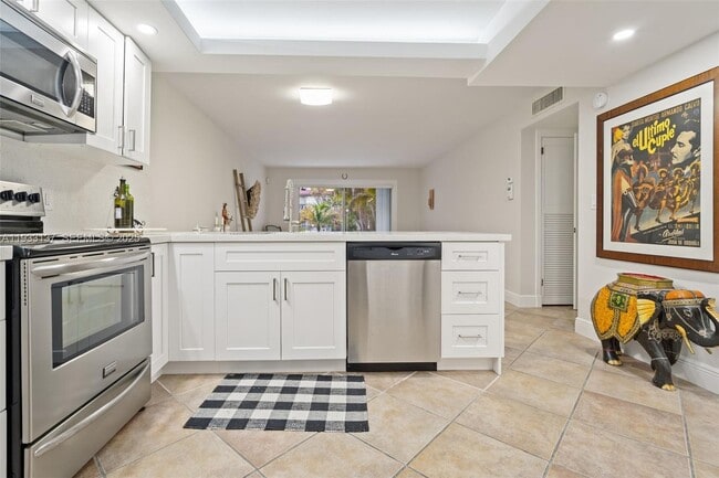 Building Photo - 8107 SW 72nd Ave