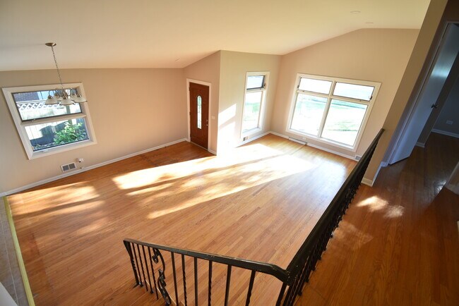 Building Photo - 907 S Elmhurst Rd