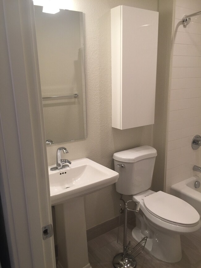 Building Photo - New Modern Remodel 2br Hardwoods Quartz DW...
