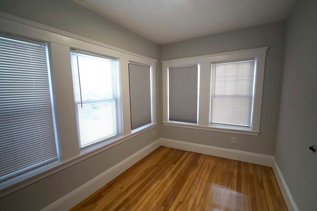 Building Photo - 221 S Central Ave