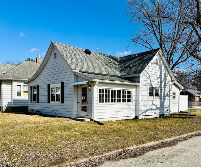 Building Photo - Renovated 3-Bedroom Gem within walking dis...
