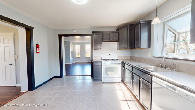 Building Photo - 16 Bailey St