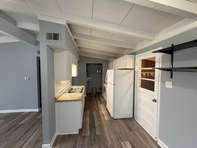 Building Photo - 1582 Bluebird Ln